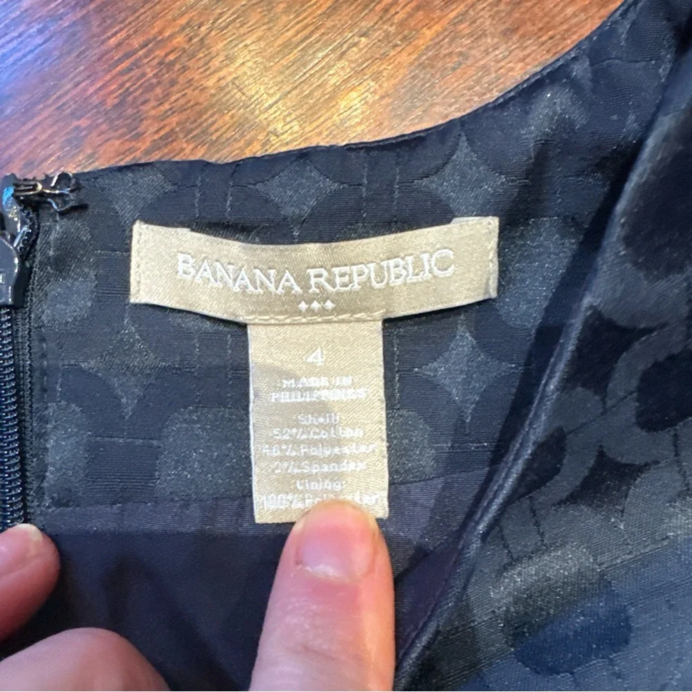 Banana Republic Size 4 Sleeveless Navy Blue Belted Dress With Abstract Pattern - Picture 4 of 4